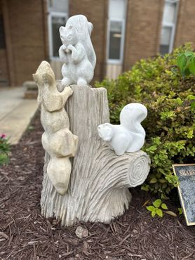 Скульптура "Белая белка и друзья". Фото с экскурсии