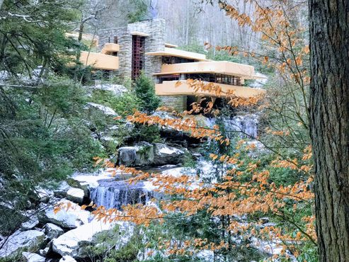 «Дом над водопадом»