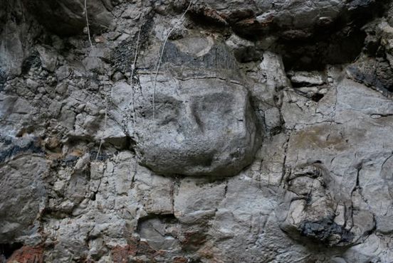 Вырезанное из камня лицо в пещере Лене-Хара