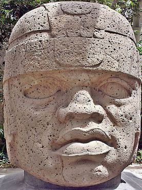 Одна из знаменитых гигантских каменных голов, созданных загадочной цивилизацией ольмеков.