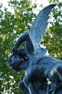 Статуя Люцифера на вершине фонтана "Падший ангел" в мадридском парке Буэн-Ретиро