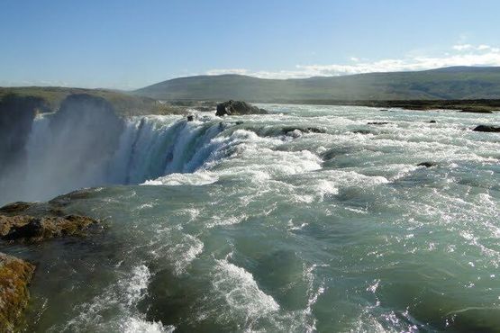 Легенда гласит, что идолы норвежских  богов были брошены в этот водопад