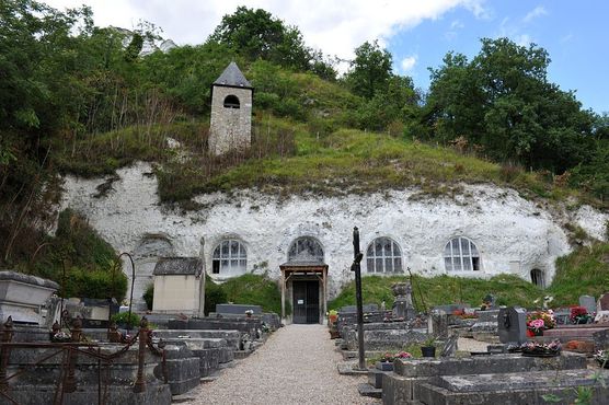 Кладбище и вход в церковь