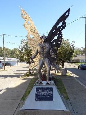 Музей Человека-мотылька расположен рядом с его статуей