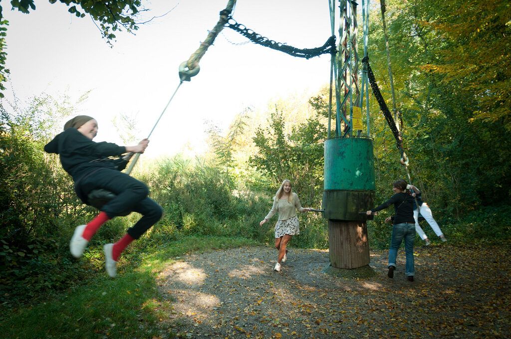 Как сделать тарзанку. Качели в парках. Необычные качели. Аттракцион качели. Экстремальные качели.