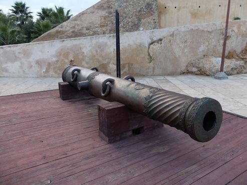 Саадская пушка, использовавшаяся в битве трёх королей (1578 г.). Была изготовлена в 1571 г., а теперь выставлена перед Музеем оружия в Бордж-Норд в Фесе