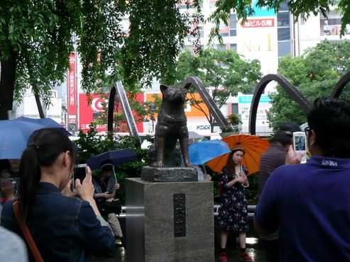 Статуя Хатико на станции Сибуя
