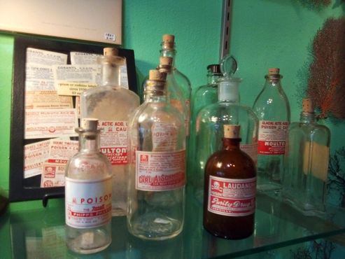 Винтажные этикетки и бутылочки из-под лекарств