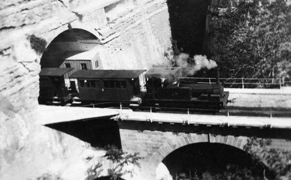 Поезд Мальтийской железной дороги, отходящий от станции Валлетта и пересекающий внутренний ров укреплений. Фото сделано до 1931 года