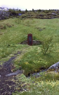 Одинокая телефонная будка