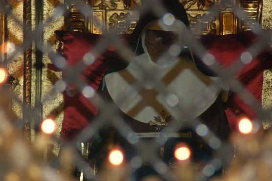 Святую Екатерину можно увидеть через решётчатое окно алтаря церкви