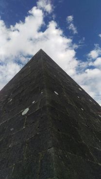Вид на пирамиду с земли